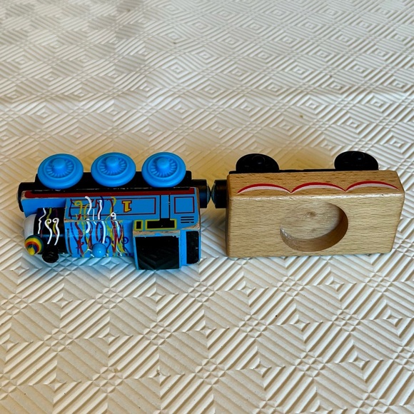 2012 Thomas & Friends Wooden Railway Train Happy Birthday Thomas W/Cargo No Cake - Picture 5 of 7